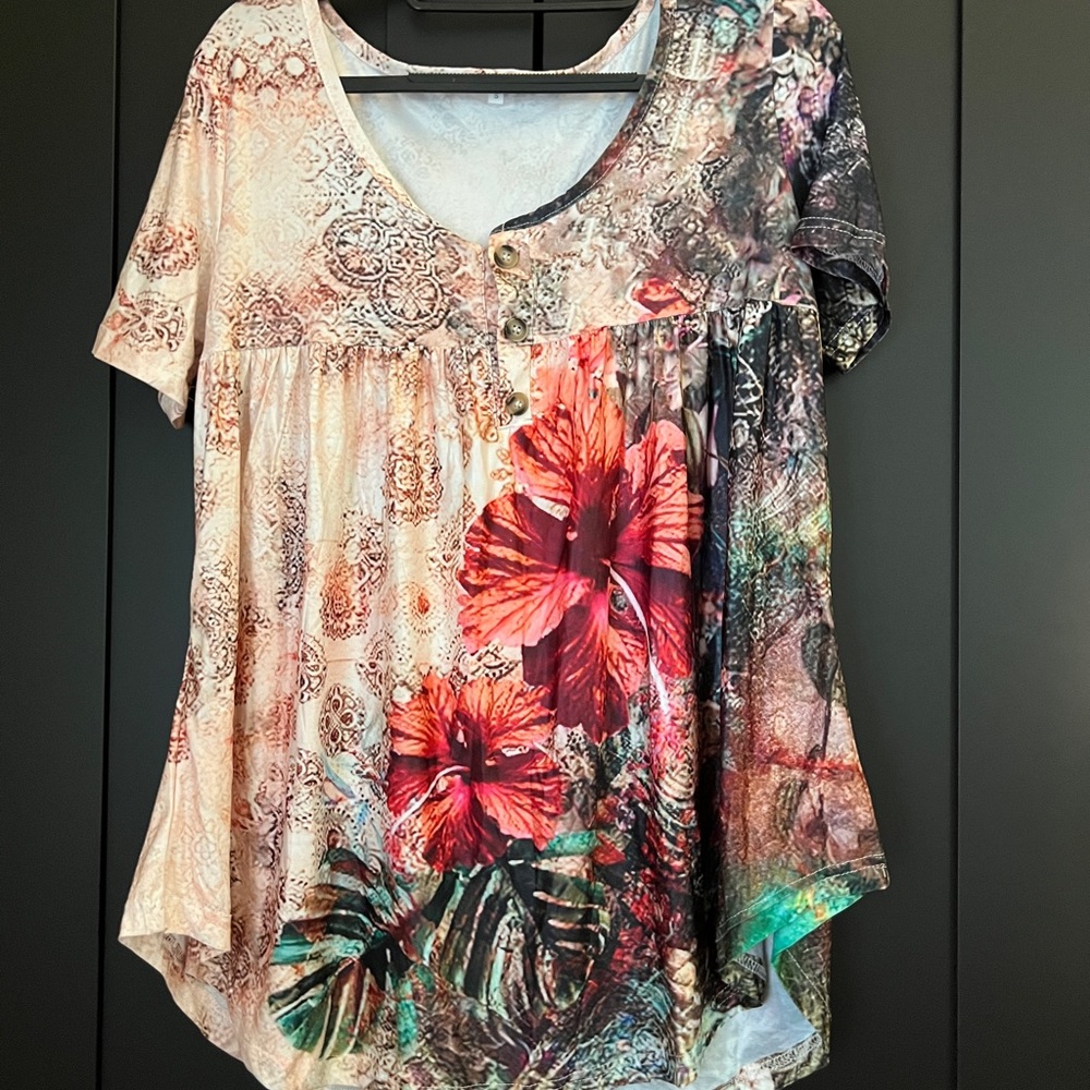 VENUS - Woman’s blouse. SM, but runs big like fit MED/LG. NEW. Never washed/worn